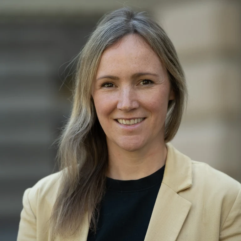 Meike Busch-Auf der Mauer